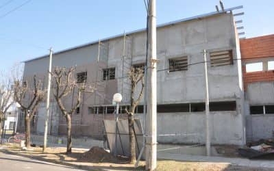 Se hacen revestimientos en la obra del hospital