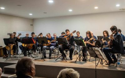 LA ORQUESTA DE GUITARRAS, EL CORO VOLVER Y ESTUDIANTES DE GUITARRA SE PRESENTARON EL VIERNES PASADO EN LA ESCUELA MUNICIPAL DE MÚSICA