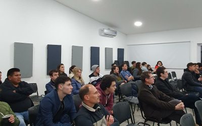 “OTRAS MIRADAS DE LA PROFESIÓN”: TRES DESARROLLADORES EN TECNOLOGÍA DIGITAL CONTARON SUS EXPERIENCIAS ANTE UN IMPORTANTE MARCO DE PÚBLICO