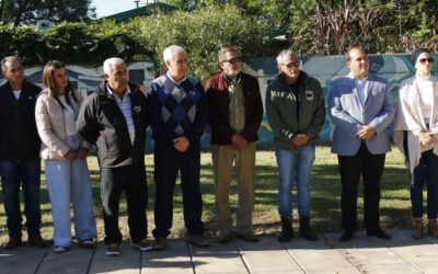 EN EL INICIO DE LOS ACTOS POR MALVINAS, SE COLOCÓ UNA OFRENDA FLORAL EN EL MONOLITO QUE CONMEMORA A LOS MARINEROS DEL CRUCERO GENERAL BELGRANO