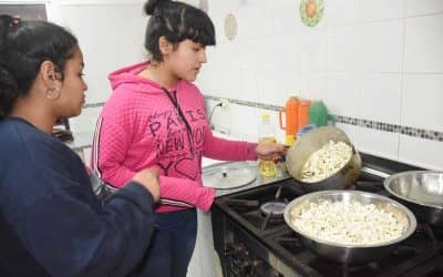 LAS VACACIONES DE INVIERNO SIGUEN EN EL PROGRAMA ENVIÓN CON UNA TARDE DE KERMÉS Y PELÍCULAS Y POCHOCLOS