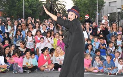 PAPÁ NOEL LLEGÓ A LA PLAZA ACOMPAÑADO POR EL HUMOR Y LA MAGIA DE CIRCOLGADO Y LA MÚSICA DE LA ORQUESTA JUVENIL