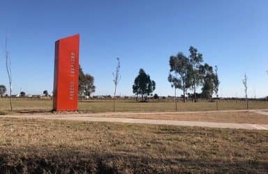 PERSONAL MUNICIPAL AVANZA CON MÁS TRABAJOS DE PUESTA EN VALOR Y DE SEGURIDAD VIAL EN EL PARQUE FAVALORO