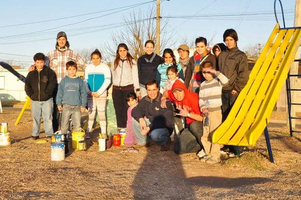 Integrantes del Programa Envión pintaron juegos infantiles