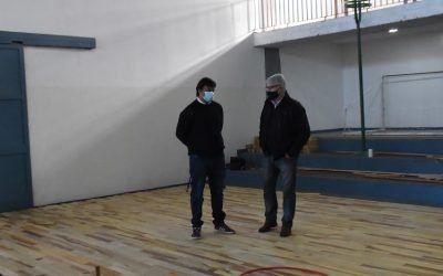 EL INTENDENTE INTERINO Y EL DIRECTOR DE DEPORTES RECORRIERON LA OBRA DEL NUEVO PISO DE MADERA DEL GIMNASIO DE LA ESCUELA DE EDUCACIÓN TÉCNICA N° 1