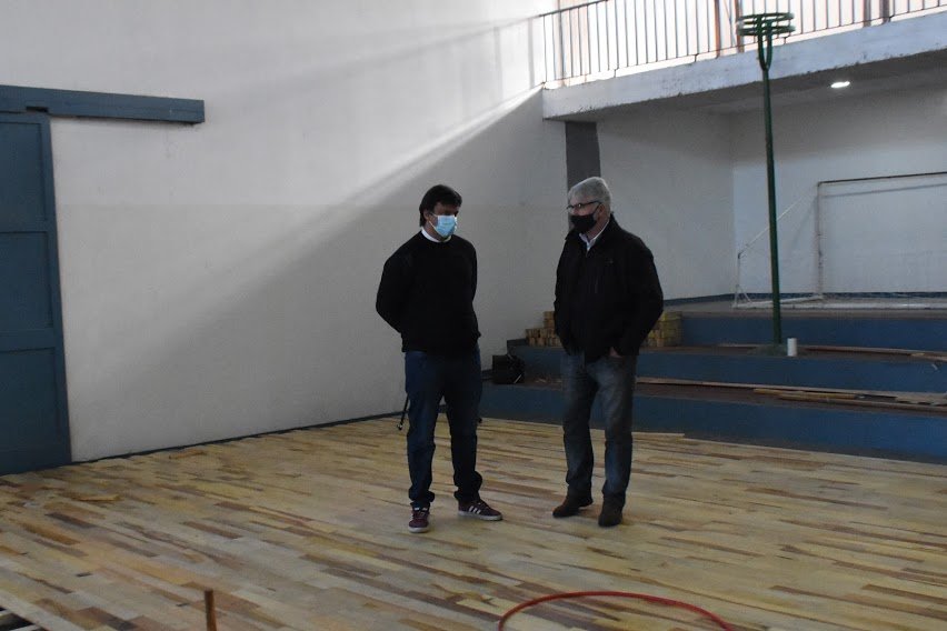 EL INTENDENTE INTERINO Y EL DIRECTOR DE DEPORTES RECORRIERON LA OBRA DEL NUEVO PISO DE MADERA DEL GIMNASIO DE LA ESCUELA DE EDUCACIÓN TÉCNICA N° 1