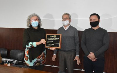 RECONOCIMIENTO AL PERSONAL DE SALUD: ROTARY CLUB ENTREGÓ UNA PLACA A LA DIRECTORA DEL HOSPITAL ORELLANA, DRA. NORA GRINBERG