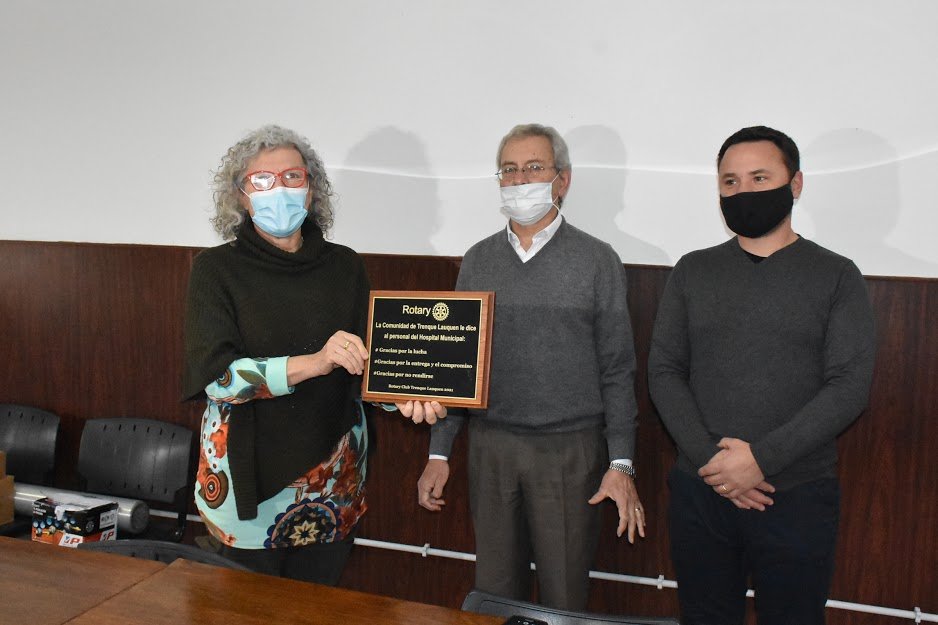 RECONOCIMIENTO AL PERSONAL DE SALUD: ROTARY CLUB ENTREGÓ UNA PLACA A LA DIRECTORA DEL HOSPITAL ORELLANA, DRA. NORA GRINBERG