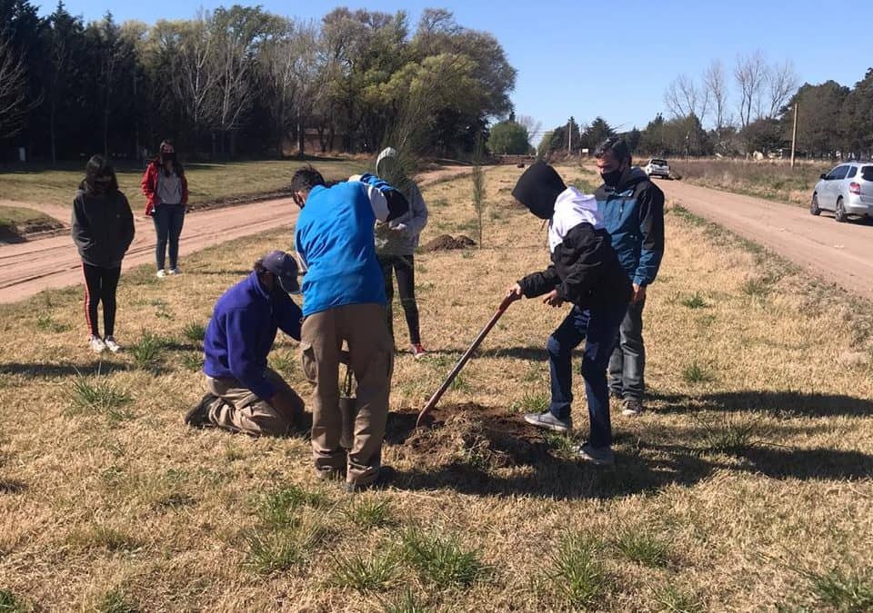 LA SEMANA DEL ESTUDIANTE EMPEZÓ A FESTEJARSE CON UNA PLANTACIÓN DE ÁRBOLES EN LA RAMBLA DE LA CALLE REGIMIENTO 3 DE CABALLERÍA