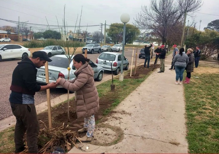 DÍA MUNDIAL DEL AMBIENTE: POR INICIATIVA DE LA FILIAL “NOLO” FERREIRA Y CON EL ASESORAMIENTO DE ESPACIOS VERDES SE PLANTARON ÁRBOLES EN MERENDEROS LOCALES