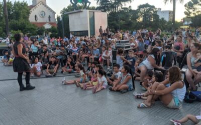 LOS CHICOS/AS Y SUS FAMILIAS COLMARON LA PLAZA SAN MARTÍN, CONVERTIDA EN SALA DE TEATRO Y DE CINE, PARA DISFRUTAR LA MAGIA DE LOS TÍTERES Y DE UNA PELÍCULA