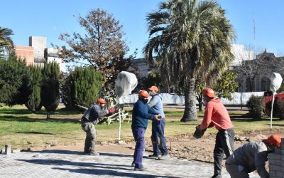 LA MUNICIPALIDAD COMENZÓ CON LOS TRABAJOS DE COLOCACIÓN DEL NUEVO PISO EN LA PLAZA SAN MARTÍN