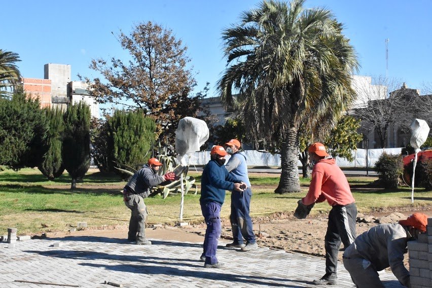 LA MUNICIPALIDAD COMENZÓ CON LOS TRABAJOS DE COLOCACIÓN DEL NUEVO PISO EN LA PLAZA SAN  MARTÍN