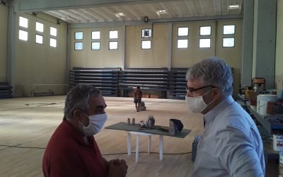 EL INTENDENTE FERNÁNDEZ Y EL DIRECTOR DE DEPORTES RECORRIERON LA OBRA DE REPARACIÓN DEL PISO EN EL POLIDEPORTIVO MUNICIPAL “POROTO» ABÁSOLO