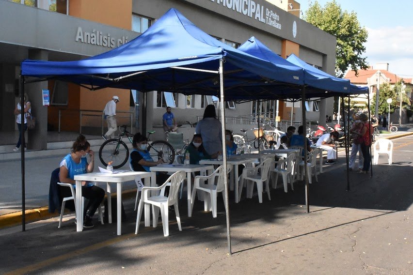 DURANTE LA JORNADA DE HOY Y TAMBIÉN MAÑANA (MARTES) LA VACUNACIÓN CONTRA EL COVID-19 SE HACE EN LA PUERTA DEL HOSPITAL MUNICIPAL