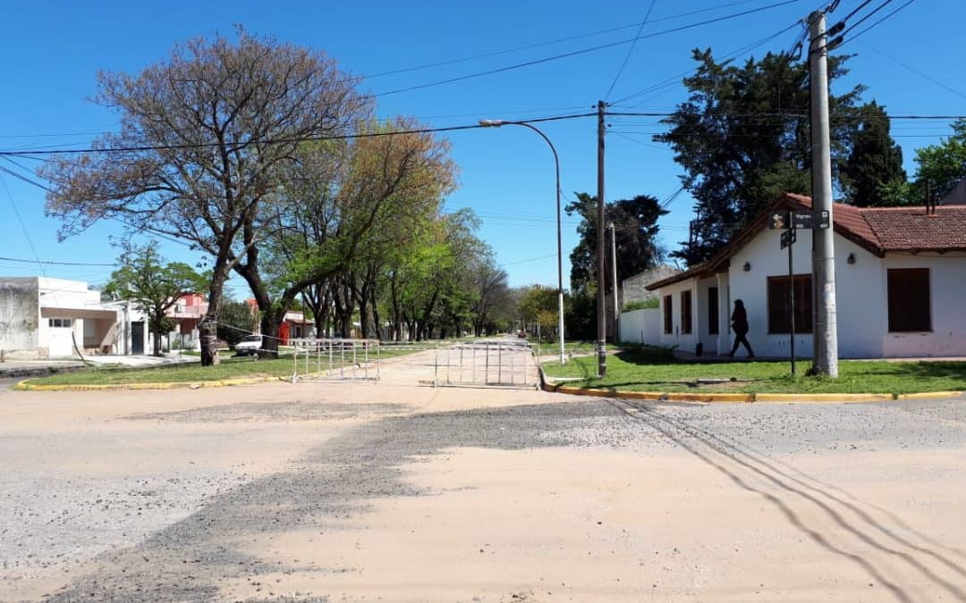 POR PERDIDAS EN EL CONDUCTO PLUVIAL, CIERRAN AL TRANSITO LA MANO IMPAR DE CALLE PASTEUR EN LA ESQUINA CON VIGNAU