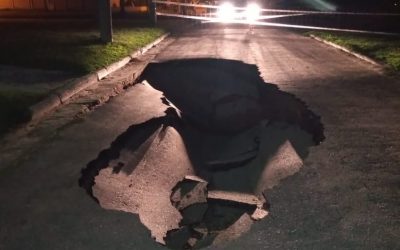 FUE CERRADA AL TRÁNSITO LA CALLE TOMÁS DAVIS, ENTRE CARLOS CASARES Y WISOCKY, DONDE SE HUNDIÓ EL ASFALTO POR LA ROTURA EN UN TRAMO DEL COLECTOR CLOACAL