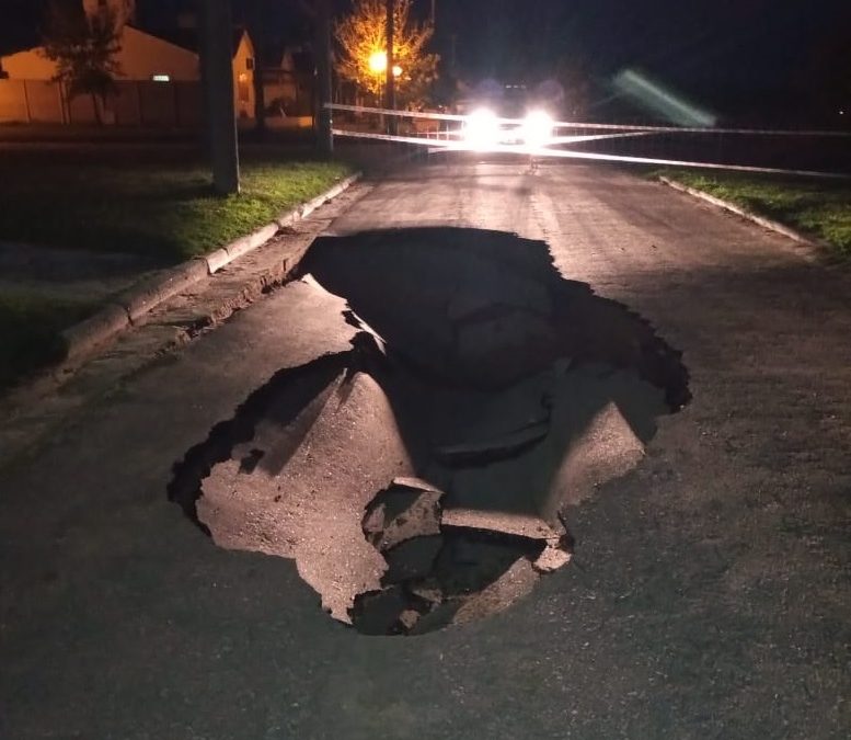 FUE CERRADA AL TRÁNSITO LA CALLE TOMÁS DAVIS, ENTRE CARLOS CASARES Y WISOCKY, DONDE SE HUNDIÓ EL ASFALTO POR LA ROTURA EN UN TRAMO DEL COLECTOR CLOACAL
