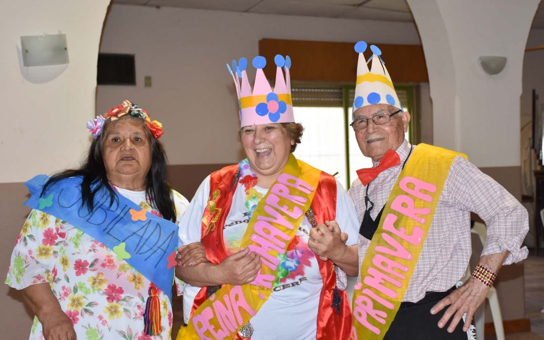 LOS ADULTOS MAYORES QUE ASISTEN AL PRAM FESTEJARON EL DÍA DE LA PRIMAVERA EN LA SEDE DE BARRIO ALEGRE: HUBO BAILE, MATE, TORTAS Y MUCHA ALEGRÍA
