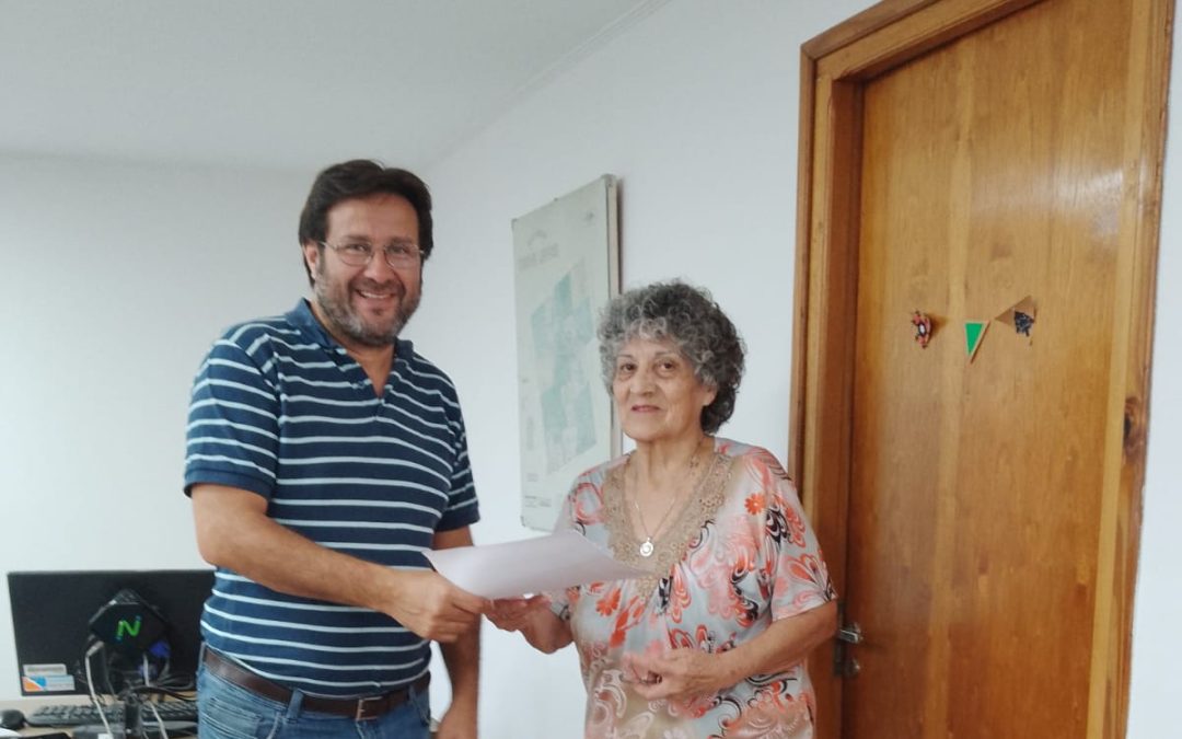 PREMIOS ESTÍMULO: OTRA VECINA GANADORA DEL TERCER Y ÚLTIMO SORTEO SE ACERCÓ AL MUNICIPIO A RETIRAR SU ORDEN DE COMPRA