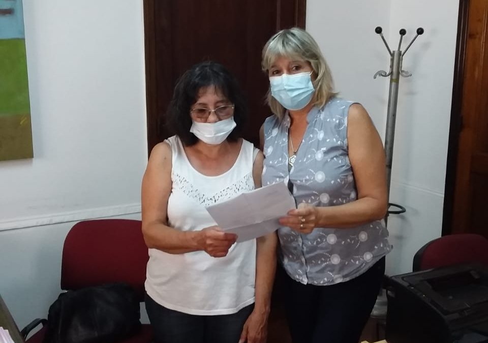 PREMIOS ESTÍMULO: OTRA VECINA GANADORA DEL ÚLTIMO SORTEO DEL AÑO 2021 SE PRESENTÓ HOY (MARTES) EN EL MUNICIPIO A RETIRAR SU PREMIO