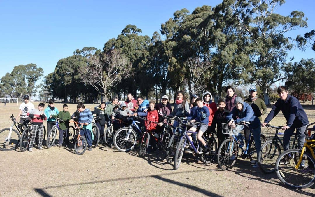 EL PROGRAMA ENVIÓN ARMÓ UN COMBO DE PASEO EN BICICLETA, MERIENDA Y JUEGOS PARA CERRAR LAS VACACIONES DE INVIERNO