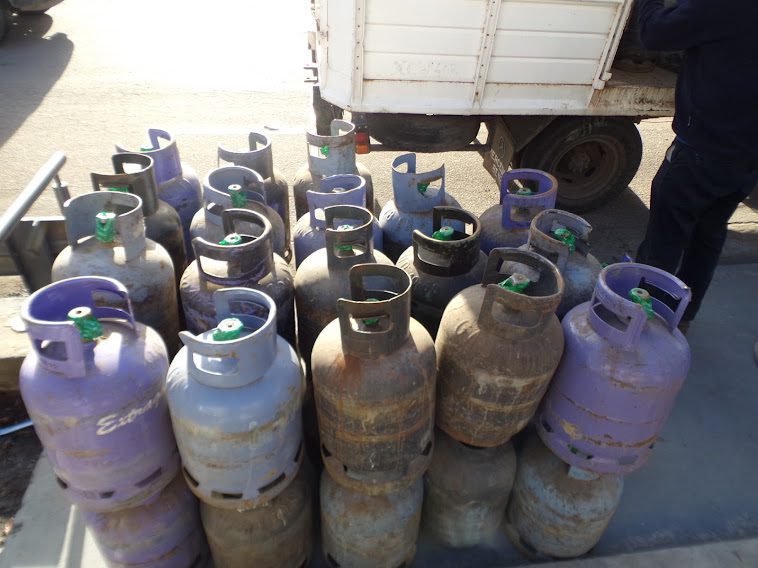 DESDE MAÑANA (MIÉRCOLES) SE PONE EN MARCHA EL PROGRAMA INVIERNO 2022, QUE CONSISTE EN LA ENTREGA DE GARRAFAS SOCIALES Y LEÑA A BENEFICIARIOS/AS