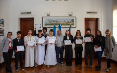 EL INTENDENTE RECIBIÓ A ESTUDIANTES DE LA ESCUELA SECUNDARIA N.° 2 QUE PARTICIPARON DEL MODELO DE NACIONES UNIDAS Y ESTARÁN EN LA INSTANCIA NACIONAL