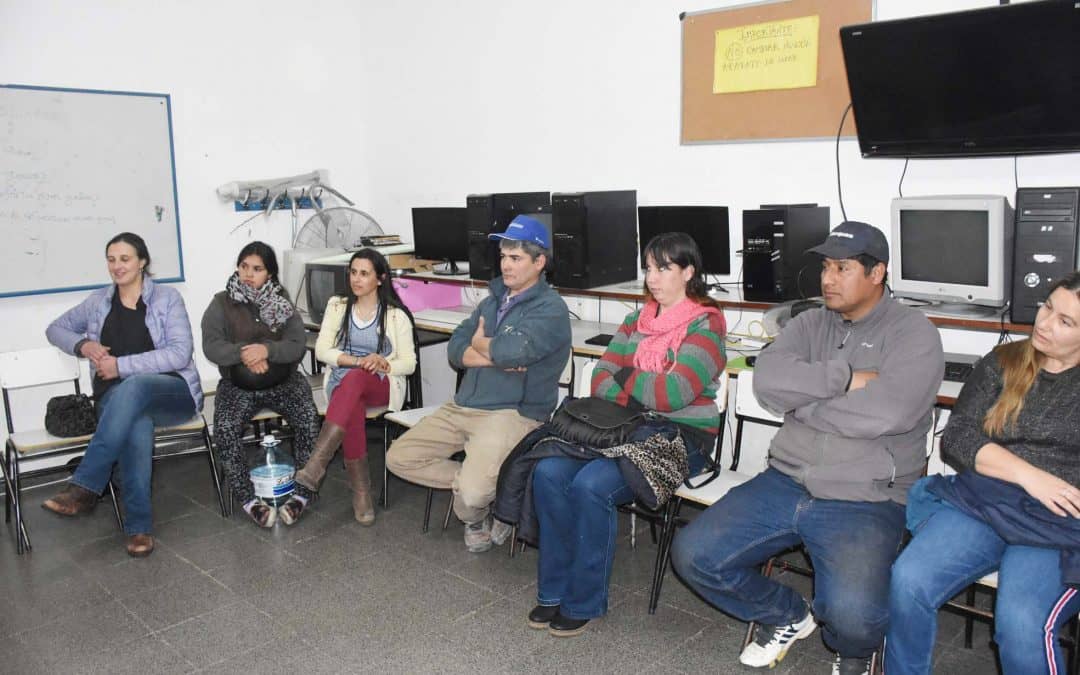 CAPRICHOS, LÍMITES Y REDES SOCIALES, TEMAS DE UNA CHARLA PARA LAS FAMILIAS DE NIÑAS, NIÑOS Y ADOLESCENTES DEL CEC 801
