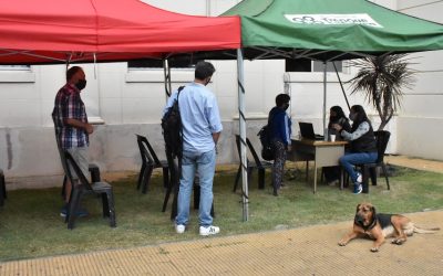 EL MUNICIPIO INSTALÓ EL PUESTO PARA ASISTIR A LAS PERSONAS QUE QUIERAN REGISTRARSE PARA SER VACUNADAS CONTRA EL COVID-19
