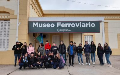 RECORRIDA POR LOS MUSEOS FERROVIARIO, DE LOS CARRUAJES Y DE ARTE MURAL DE ALUMNOS/AS DE QUINTO AÑO DE LA SECUNDARIA Nº 2 DE ORIENTACIÓN TURISMO
