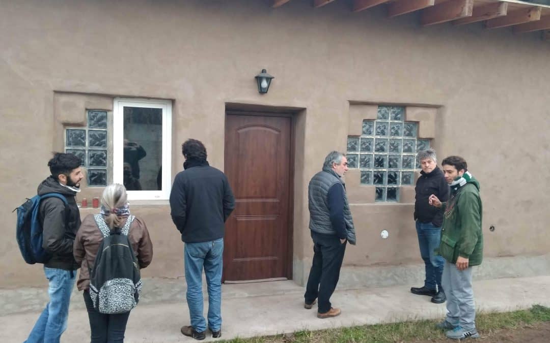 FERNÁNDEZ RECORRIÓ CASAS DE BARRO PARA CONOCER NUEVAS ALTERNATIVAS DE CONSTRUCCIÓN
