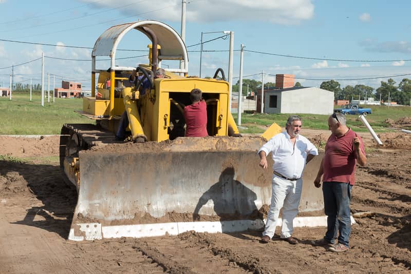 Nivelación de terreno para la construcción de 33 nuevas viviendas en la AU
