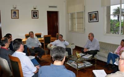 EL DR. FERNANDEZ REASUMIO COMO INTENDENTE ENCABEZANDO UNA REUNION DE GABINETE A PRIMERA HORA DE LA MAÑANA