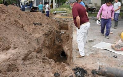SERVICIOS SANITARIOS ESTÁ REEMPLAZANDO UN CAÑO CLOACAL ROTO EN LA ESQUINA DE PRESIDENTE URIBURU Y ALMAFUERTE