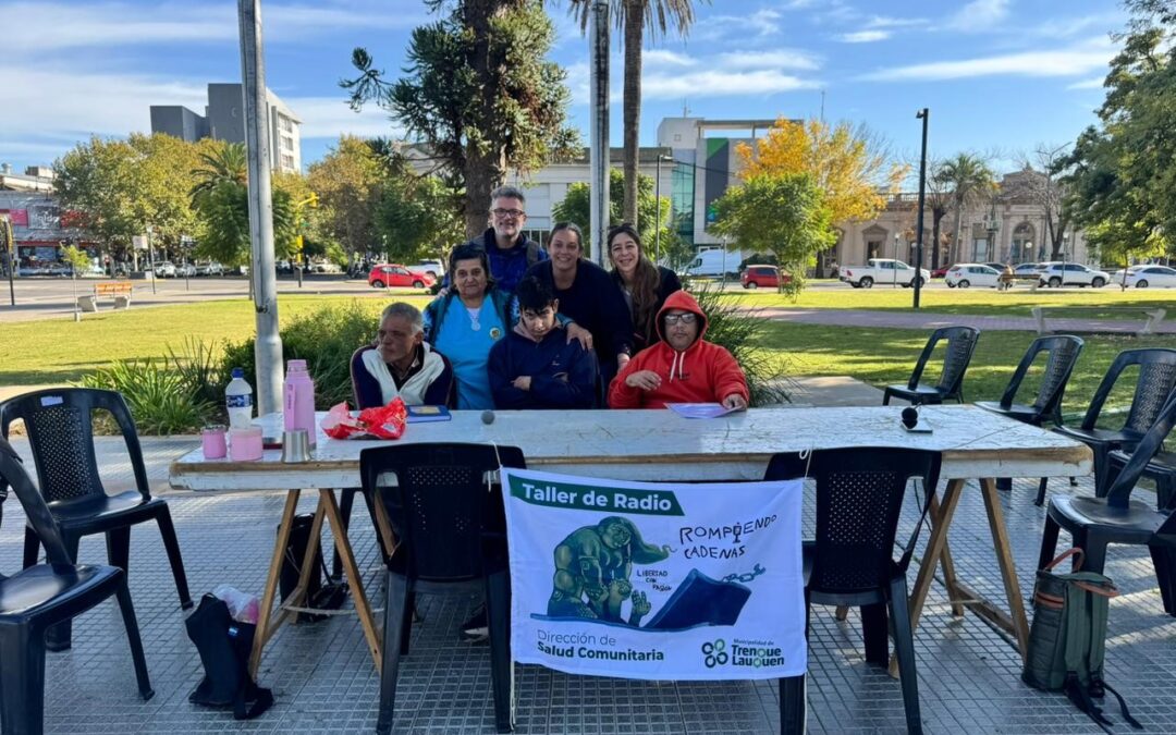 CON UNA RADIO ABIERTA EN PLAZA SAN MARTÍN COMENZÓ LA NUEVA TEMPORADA DEL TALLER “ROMPIENDO CADENAS”