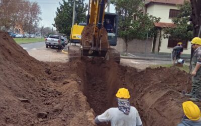 SERVICIOS SANITARIOS REALIZÓ EL RECAMBIO DE UNA CAÑERÍA DE LA RED CLOACAL EN EL CRUCE DE BELGRANO Y CASTELLI