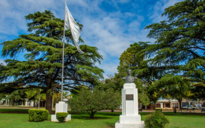 150º ANIVERSARIO: EL MUNICIPIO REALIZA EL RECAMBIO DE LAS BANDERAS UBICADAS EN LOS MÁSTILES DE LOS ESPACIOS PÚBLICOS