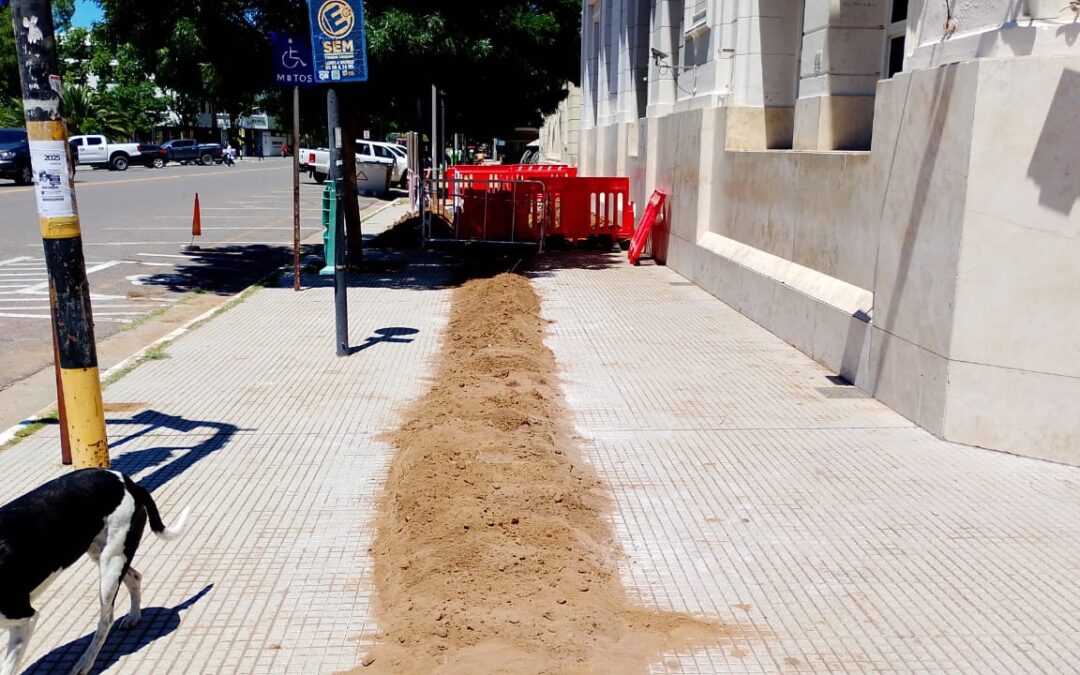 SE REALIZA LA OBRA DE RECAMBIO DE CAÑERÍAS DE AGUA Y CLOACAS EN LA CUADRA DEL EDIFICIO DE LA MUNICIPALIDAD