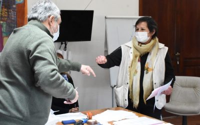 EL INTENDENTE FERNÁNDEZ ENTREGÓ SIMBÓLICAMENTE EL RECONOCIMIENTO A CUATRO DE LOS 23 EMPLEADOS MUNICIPALES QUE CUMPLEN 30 AÑOS DE SERVICIO