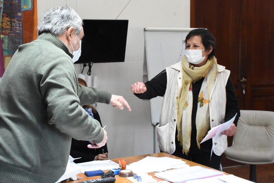 EL INTENDENTE FERNÁNDEZ ENTREGÓ SIMBÓLICAMENTE EL RECONOCIMIENTO A CUATRO DE LOS 23 EMPLEADOS MUNICIPALES QUE CUMPLEN 30 AÑOS DE SERVICIO