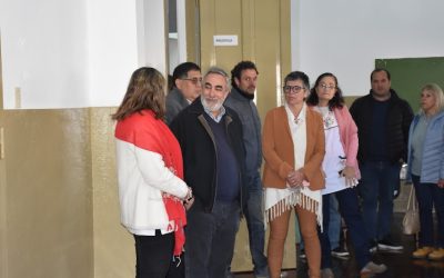 “TRABAJAR JUNTOS HACE QUE LA COSA FLUYA, EN UN CLIMA DE CONFIANZA”, DIJO EL INTENDENTE FERNÁNDEZ, EN LA RECORRIDA POR OBRA CONCLUIDA DE LA ESCUELA Nº 1