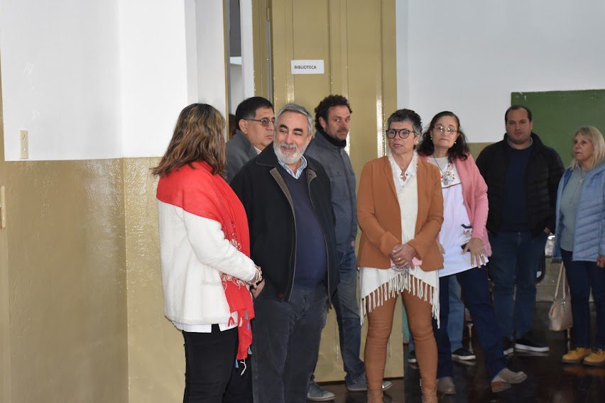 “TRABAJAR JUNTOS HACE QUE LA COSA FLUYA, EN UN CLIMA DE CONFIANZA”, DIJO EL INTENDENTE FERNÁNDEZ, EN LA RECORRIDA POR OBRA CONCLUIDA DE LA ESCUELA Nº 1