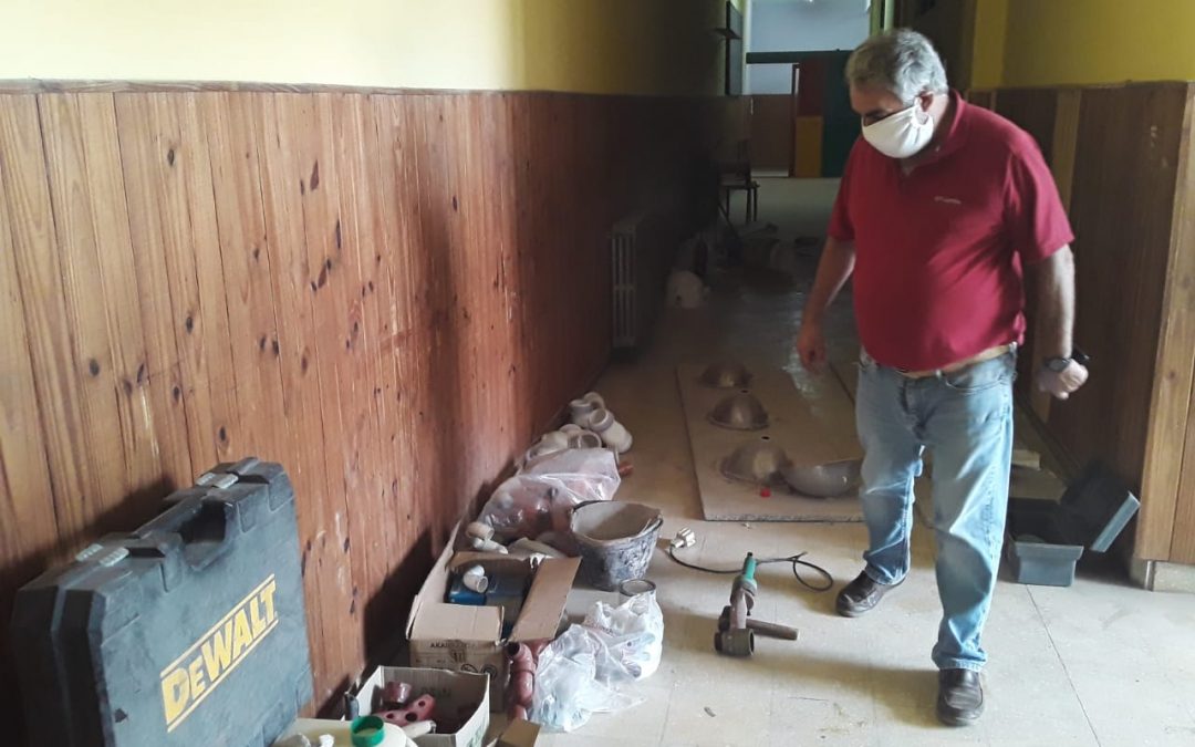 EL INTENDENTE ESTUVO EN VARIAS ESCUELAS PARA SEGUIR DE CERCA LA MARCHA DE LAS OBRAS QUE SE ESTÁN EJECUTANDO