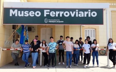 UN GRUPO DE CHICOS/AS DE LA SECUNDARIA N°2 DE MONES CAZÓN VISITÓ MUSEOS DE LA CIUDAD PENSANDO EN EL PROYECTO DE UN MUSEO PROPIO