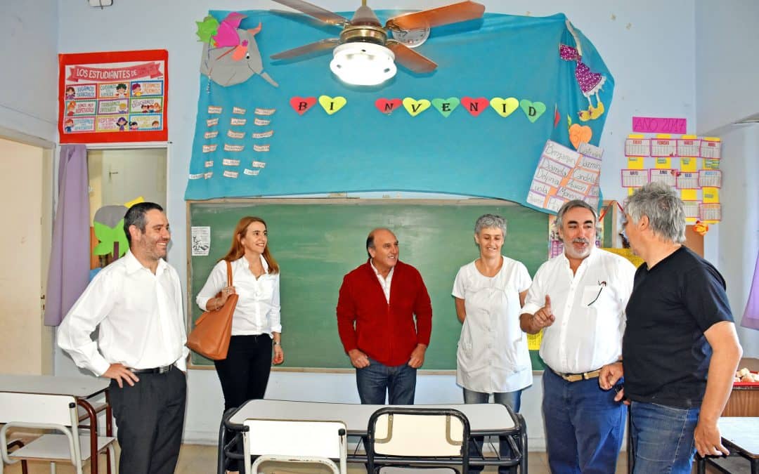 Fernández recorrió la Escuela 2 y el CEC 802
