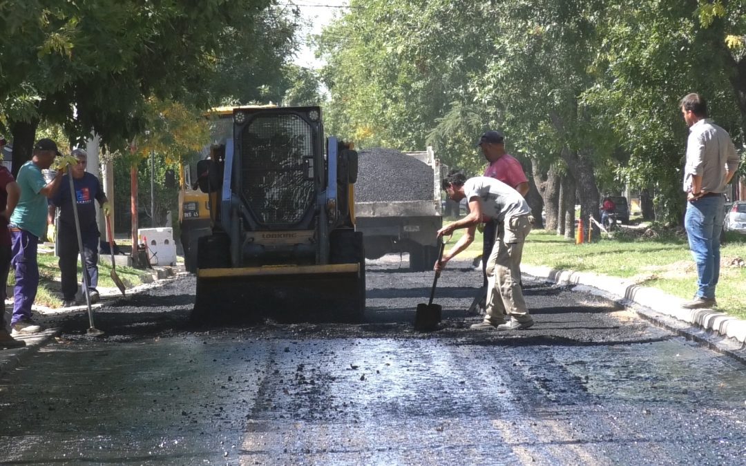 EL MUNICIPIO REPARA EL ASFALTO EN PRESIDENTE URIBURU, ENTRE ALSINA Y PELLEGRINI, LUEGO DE SOLUCIONAR UN INCONVENIENTE DE CLOACAS