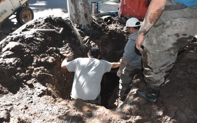 PERSONAL MUNICIPAL REALIZÓ LA REPARACIÓN DE UN CAÑO TRONCAL DE LA RED DE AGUA POTABLE EN CALLE VILLEGAS AL 300