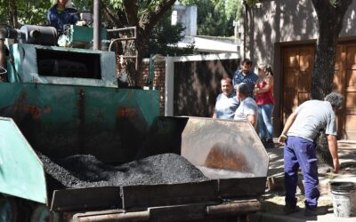 EL MUNICIPIO REALIZA TAREAS DE REPAVIMENTACIÓN EN LA CALLE ALBERDI AL 200, DONDE PREVIAMENTE SE REPARÓ UN CAÑO DE LA RED CLOACAL
