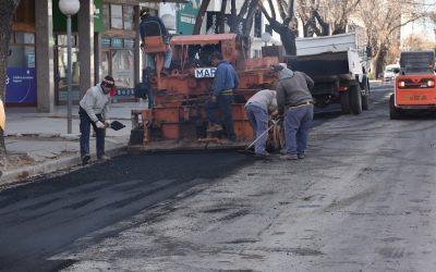 EL MUNICIPIO TRABAJA EN LA REPAVIMENTACIÓN DE LA CALLE ROCA, ENTRE URUGUAY Y NUEVE DE JULIO, DONDE SE REALIZÓ UNA REPARACIÓN DE CLOACAS
